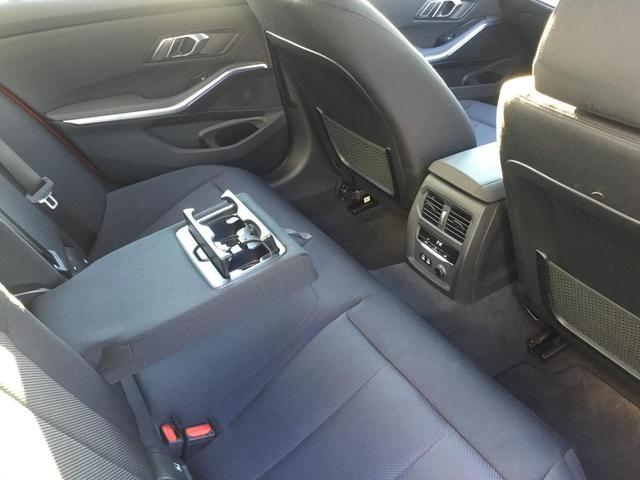 320i 後退アシスト ブラックファブリックシート トップビューカメラ 純正前後ドラレコ ワイヤレスチャージャー オートトランク 前車追従機能 パーキングアシストプラス 17インチホイール LEDヘッドライト(30枚目)