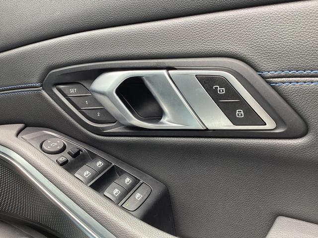 320d xDrive Mスポーツ 18AW デモカー トップビューカメラ 前後センサー パーキングアシスト 後退アシスト シートヒーター アンビエントライト オートトランク 前車追従クルコン インテリジェントセーフティ SOSコール(33枚目)