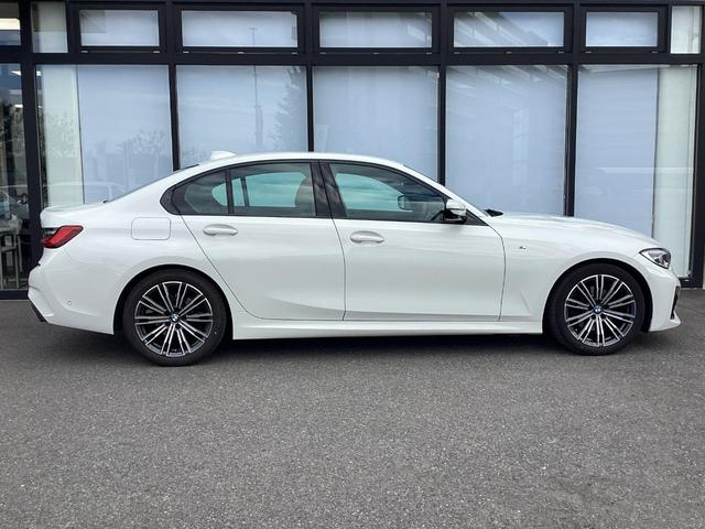 320d xDrive Mスポーツ 18AW トップビューカメラ パーキングアシスト 後退アシスト オートトランク インテリジェントセーフティ 前車追従クルコン アップルカープレイ シートヒーター SOSコール コンフォートアクセス(5枚目)