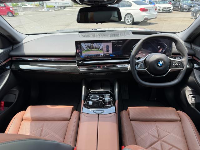 ５シリーズ ５２３ｄ　ｘＤｒｉｖｅツーリング　エクスクルーシブ　【正規認定中古車】【最長４年！全国正規ディーラー保証付／２年・走行距離無制限】パノラマサンルーフ　クリスタルフィニッシュ　ＡＲビュー　トップビューカメラ　後輪操舵　アダプティブサス　メリノレザー（2枚目）