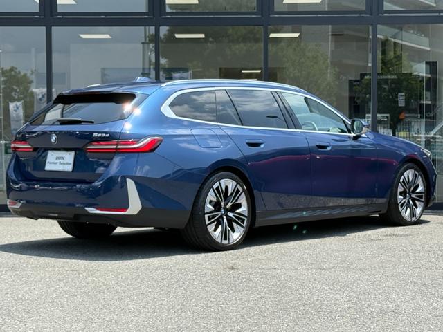 ５シリーズ ５２３ｄ　ｘＤｒｉｖｅツーリング　エクスクルーシブ　【正規認定中古車】【最長４年！全国正規ディーラー保証付／２年・走行距離無制限】パノラマサンルーフ　クリスタルフィニッシュ　ＡＲビュー　トップビューカメラ　後輪操舵　アダプティブサス　メリノレザー（3枚目）