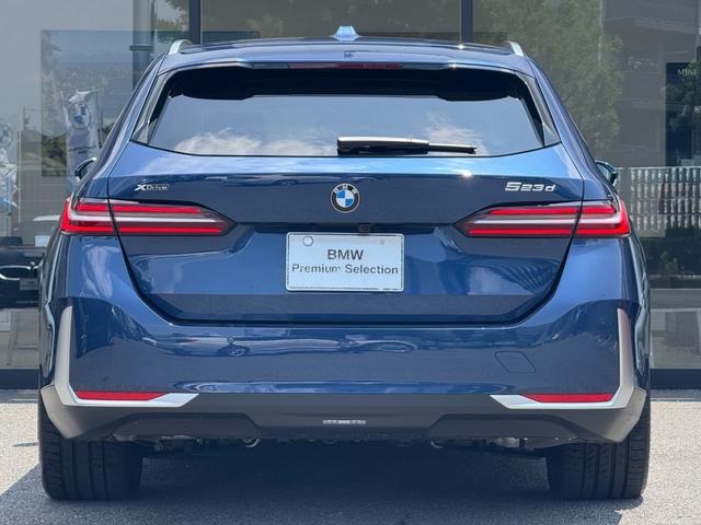 ５シリーズ ５２３ｄ　ｘＤｒｉｖｅツーリング　エクスクルーシブ　【正規認定中古車】【最長４年！全国正規ディーラー保証付／２年・走行距離無制限】パノラマサンルーフ　クリスタルフィニッシュ　ＡＲビュー　トップビューカメラ　後輪操舵　アダプティブサス　メリノレザー（5枚目）