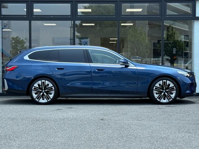 ５シリーズ ５２３ｄ　ｘＤｒｉｖｅツーリング　エクスクルーシブ　【正規認定中古車】【最長４年！全国正規ディーラー保証付／２年・走行距離無制限】パノラマサンルーフ　クリスタルフィニッシュ　ＡＲビュー　トップビューカメラ　後輪操舵　アダプティブサス　メリノレザー（7枚目）