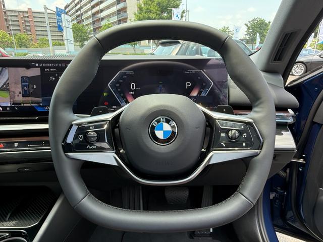 ５シリーズ ５２３ｄ　ｘＤｒｉｖｅツーリング　エクスクルーシブ　【正規認定中古車】【最長４年！全国正規ディーラー保証付／２年・走行距離無制限】パノラマサンルーフ　クリスタルフィニッシュ　ＡＲビュー　トップビューカメラ　後輪操舵　アダプティブサス　メリノレザー（17枚目）