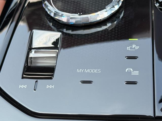５シリーズ ５２３ｄ　ｘＤｒｉｖｅツーリング　エクスクルーシブ　【正規認定中古車】【最長４年！全国正規ディーラー保証付／２年・走行距離無制限】パノラマサンルーフ　クリスタルフィニッシュ　ＡＲビュー　トップビューカメラ　後輪操舵　アダプティブサス　メリノレザー（24枚目）