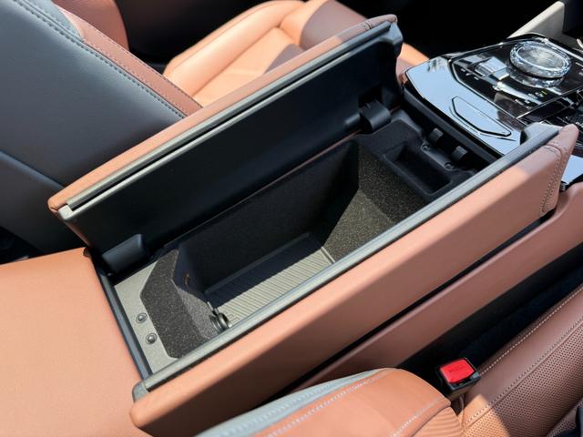 ５シリーズ ５２３ｄ　ｘＤｒｉｖｅツーリング　エクスクルーシブ　【正規認定中古車】【最長４年！全国正規ディーラー保証付／２年・走行距離無制限】パノラマサンルーフ　クリスタルフィニッシュ　ＡＲビュー　トップビューカメラ　後輪操舵　アダプティブサス　メリノレザー（33枚目）
