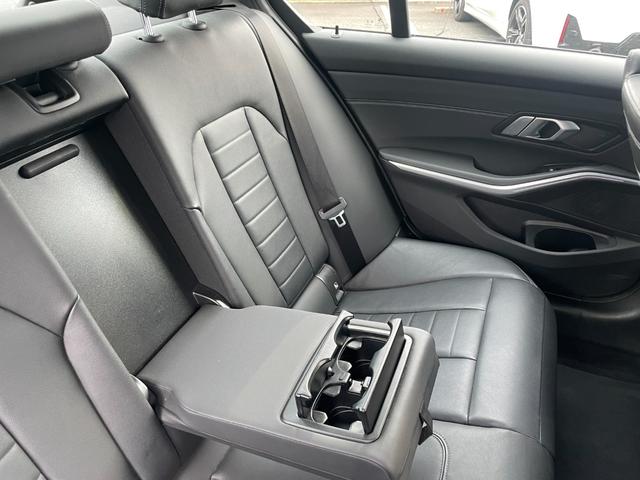 ３シリーズ ３３０ｅ　Ｍスポーツ　ハイラインパッケージ　【正規認定中古車】【全国正規ディーラー保証付／２年・走行距離無制限】弊社下取り　ハイラインパッケージ　ワンオーナー　トップビューカメラ　全方位ＰＤＣ　ウッドトリム　青色キャリパー（4枚目）