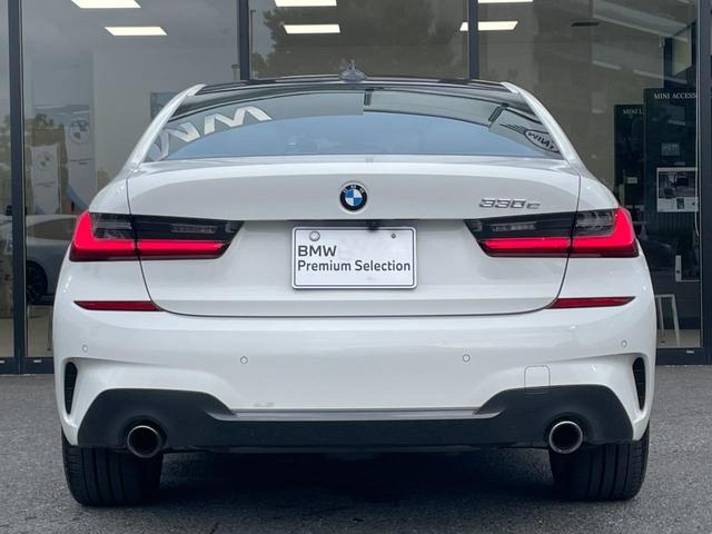３シリーズ ３３０ｅ　Ｍスポーツ　ハイラインパッケージ　【正規認定中古車】【全国正規ディーラー保証付／２年・走行距離無制限】弊社下取り　ハイラインパッケージ　ワンオーナー　トップビューカメラ　全方位ＰＤＣ　ウッドトリム　青色キャリパー（14枚目）
