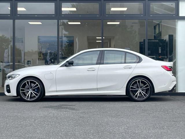 ３シリーズ ３３０ｅ　Ｍスポーツ　ハイラインパッケージ　【正規認定中古車】【全国正規ディーラー保証付／２年・走行距離無制限】弊社下取り　ハイラインパッケージ　ワンオーナー　トップビューカメラ　全方位ＰＤＣ　ウッドトリム　青色キャリパー（15枚目）