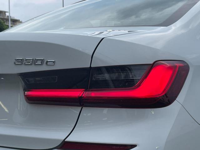 ３シリーズ ３３０ｅ　Ｍスポーツ　ハイラインパッケージ　【正規認定中古車】【全国正規ディーラー保証付／２年・走行距離無制限】弊社下取り　ハイラインパッケージ　ワンオーナー　トップビューカメラ　全方位ＰＤＣ　ウッドトリム　青色キャリパー（26枚目）
