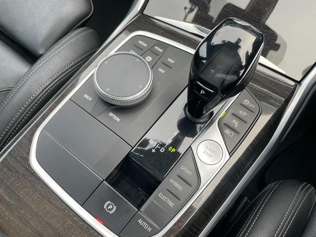 ３シリーズ ３３０ｅ　Ｍスポーツ　ハイラインパッケージ　【正規認定中古車】【全国正規ディーラー保証付／２年・走行距離無制限】弊社下取り　ハイラインパッケージ　ワンオーナー　トップビューカメラ　全方位ＰＤＣ　ウッドトリム　青色キャリパー（51枚目）