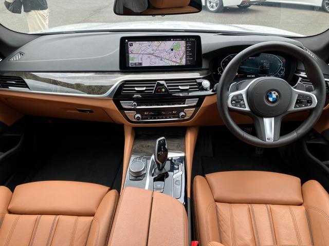 ５シリーズ ５３０ｅ　Ｍスポーツ　エディションジョイ＋　【正規認定中古車】【全国正規ディーラー保証付／２年・走行距離無制限】Ｍスポーツブレーキ　茶革パワーシート　ウッドトリム　トップビューカメラ　全方位ＰＤＣ　ＡＣＣ　シートヒーター（2枚目）