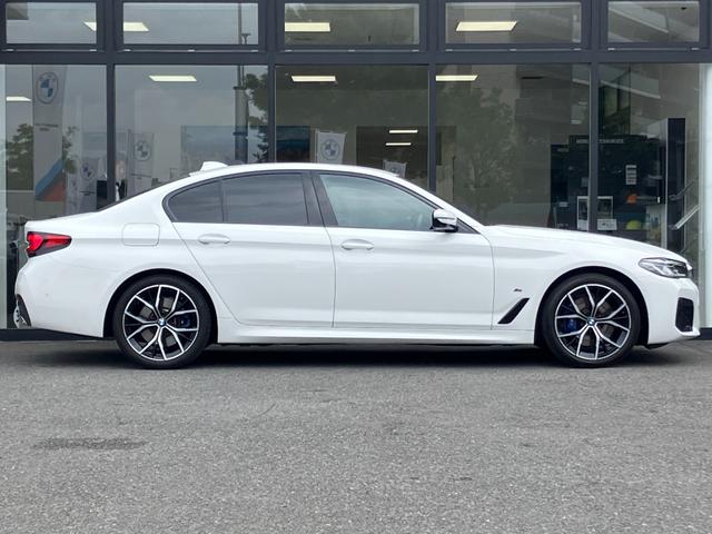 ５シリーズ ５３０ｅ　Ｍスポーツ　エディションジョイ＋　【正規認定中古車】【全国正規ディーラー保証付／２年・走行距離無制限】Ｍスポーツブレーキ　茶革パワーシート　ウッドトリム　トップビューカメラ　全方位ＰＤＣ　ＡＣＣ　シートヒーター（12枚目）