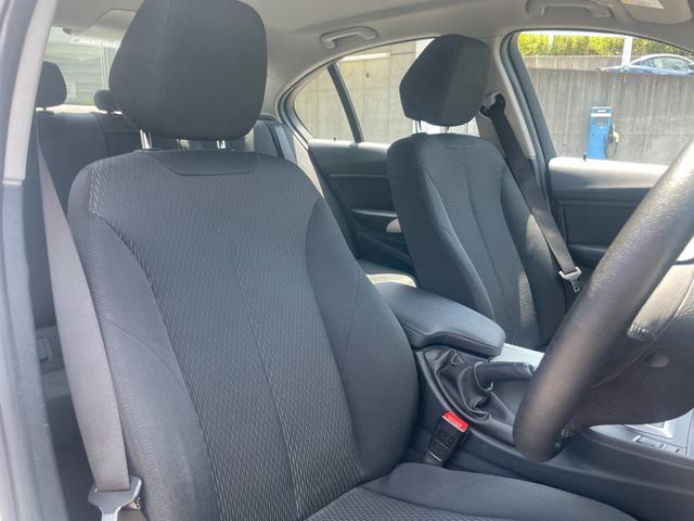 ３シリーズ ３２０ｄ　【正規認定中古車】【全国正規ディーラー保証付／１年・走行距離無制限】後期モデル　弊社下取り車　ＡＣＣ　ＣＤ／ＤＶＤ　インテリジェントセーフティ　オートエアコン　電動シート　バックカメラ　１オーナー（4枚目）