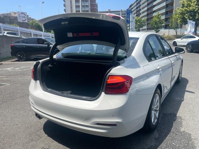３シリーズ ３２０ｄ　【正規認定中古車】【全国正規ディーラー保証付／１年・走行距離無制限】後期モデル　弊社下取り車　ＡＣＣ　ＣＤ／ＤＶＤ　インテリジェントセーフティ　オートエアコン　電動シート　バックカメラ　１オーナー（21枚目）