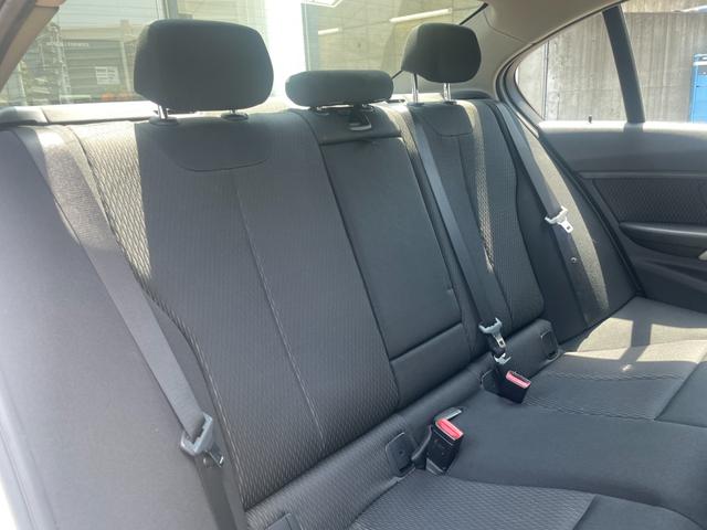 ３シリーズ ３２０ｄ　【正規認定中古車】【全国正規ディーラー保証付／１年・走行距離無制限】後期モデル　弊社下取り車　ＡＣＣ　ＣＤ／ＤＶＤ　インテリジェントセーフティ　オートエアコン　電動シート　バックカメラ　１オーナー（28枚目）