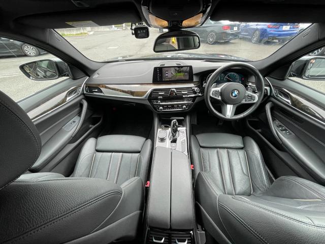 ５シリーズ ５３０ｉ　Ｍスポーツ　【正規認定中古車】【全国正規ディーラー保証付／１年・走行距離無制限】弊社新車拠点下取　禁煙車　ワンオーナー　サンルーフ　デビューパッケージ　トップビューカメラ　黒革電動シート　ソフトクローズ　ＡＣＣ（2枚目）