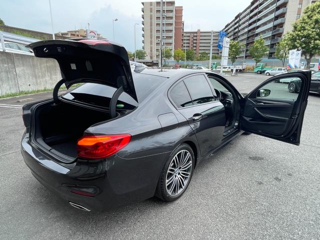 ５シリーズ ５３０ｉ　Ｍスポーツ　【正規認定中古車】【全国正規ディーラー保証付／１年・走行距離無制限】弊社新車拠点下取　禁煙車　ワンオーナー　サンルーフ　デビューパッケージ　トップビューカメラ　黒革電動シート　ソフトクローズ　ＡＣＣ（22枚目）