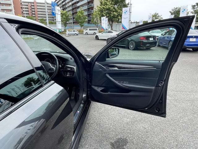 ５シリーズ ５３０ｉ　Ｍスポーツ　【正規認定中古車】【全国正規ディーラー保証付／１年・走行距離無制限】弊社新車拠点下取　禁煙車　ワンオーナー　サンルーフ　デビューパッケージ　トップビューカメラ　黒革電動シート　ソフトクローズ　ＡＣＣ（23枚目）