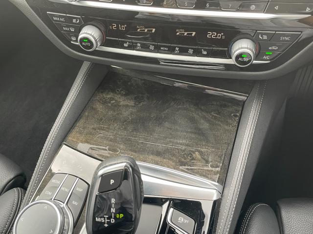 ５シリーズ ５３０ｉ　Ｍスポーツ　【正規認定中古車】【全国正規ディーラー保証付／１年・走行距離無制限】弊社新車拠点下取　禁煙車　ワンオーナー　サンルーフ　デビューパッケージ　トップビューカメラ　黒革電動シート　ソフトクローズ　ＡＣＣ（52枚目）