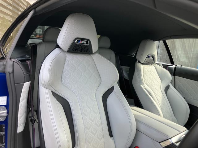 Ｍ８ Ｍ８カブリオレ　コンペティション　【正規認定中古車】【全国正規ディーラー保証付／２年・走行距離無制限】Ｂｏｗｅｒｓ＆Ｗｉｌｋｉｎｓスピーカー　フルレザーメリノインテリア　シルバーストーン　トップビューカメラ　シートベンチレーション（4枚目）