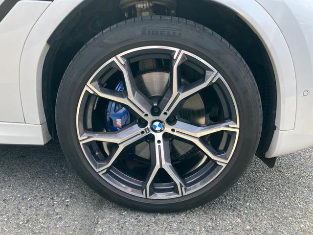 Ｘ６ ｘＤｒｉｖｅ　３５ｄ　Ｍスポーツ　【正規認定中古車】【全国正規ディーラー保証付／２年・走行距離無制限】レッドレザースポーツパワーシート　ソートヒーター　パノラマサンルーフ　トップビュー　全方位ＰＤＣ　アダプティブＭサスペンション（7枚目）