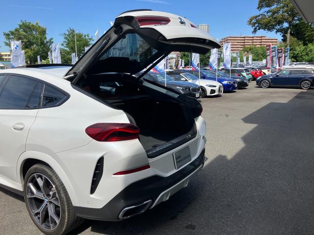 Ｘ６ ｘＤｒｉｖｅ　３５ｄ　Ｍスポーツ　【正規認定中古車】【全国正規ディーラー保証付／２年・走行距離無制限】レッドレザースポーツパワーシート　ソートヒーター　パノラマサンルーフ　トップビュー　全方位ＰＤＣ　アダプティブＭサスペンション（26枚目）