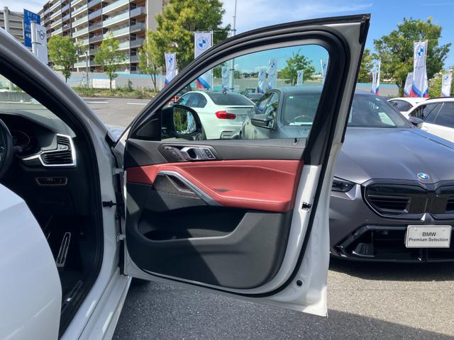 Ｘ６ ｘＤｒｉｖｅ　３５ｄ　Ｍスポーツ　【正規認定中古車】【全国正規ディーラー保証付／２年・走行距離無制限】レッドレザースポーツパワーシート　ソートヒーター　パノラマサンルーフ　トップビュー　全方位ＰＤＣ　アダプティブＭサスペンション（27枚目）