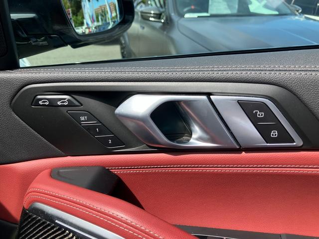 Ｘ６ ｘＤｒｉｖｅ　３５ｄ　Ｍスポーツ　【正規認定中古車】【全国正規ディーラー保証付／２年・走行距離無制限】レッドレザースポーツパワーシート　ソートヒーター　パノラマサンルーフ　トップビュー　全方位ＰＤＣ　アダプティブＭサスペンション（28枚目）