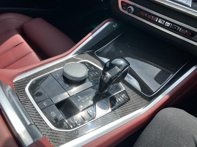 Ｘ６ ｘＤｒｉｖｅ　３５ｄ　Ｍスポーツ　【正規認定中古車】【全国正規ディーラー保証付／２年・走行距離無制限】レッドレザースポーツパワーシート　ソートヒーター　パノラマサンルーフ　トップビュー　全方位ＰＤＣ　アダプティブＭサスペンション（48枚目）