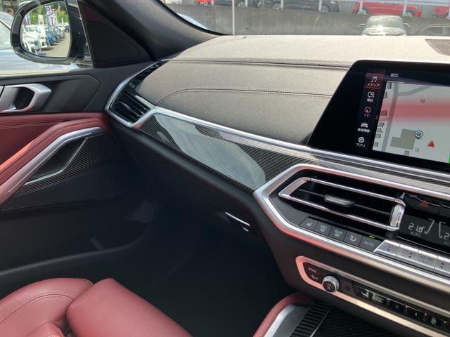Ｘ６ ｘＤｒｉｖｅ　３５ｄ　Ｍスポーツ　【正規認定中古車】【全国正規ディーラー保証付／２年・走行距離無制限】レッドレザースポーツパワーシート　ソートヒーター　パノラマサンルーフ　トップビュー　全方位ＰＤＣ　アダプティブＭサスペンション（56枚目）
