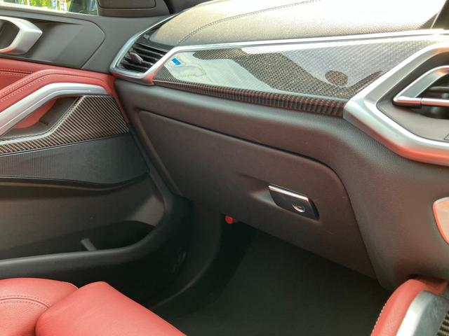 Ｘ６ ｘＤｒｉｖｅ　３５ｄ　Ｍスポーツ　【正規認定中古車】【全国正規ディーラー保証付／２年・走行距離無制限】レッドレザースポーツパワーシート　ソートヒーター　パノラマサンルーフ　トップビュー　全方位ＰＤＣ　アダプティブＭサスペンション（57枚目）
