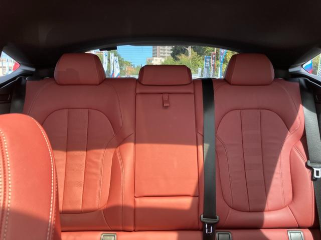 Ｘ６ ｘＤｒｉｖｅ　３５ｄ　Ｍスポーツ　【正規認定中古車】【全国正規ディーラー保証付／２年・走行距離無制限】レッドレザースポーツパワーシート　ソートヒーター　パノラマサンルーフ　トップビュー　全方位ＰＤＣ　アダプティブＭサスペンション（61枚目）