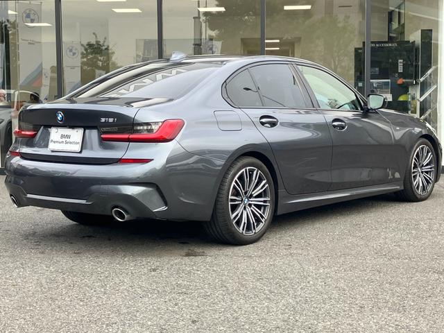 ３シリーズ ３１８ｉ　Ｍスポーツ　【正規認定中古車】【全国正規ディーラー保証付／２年・走行距離無制限】ワンオーナー　禁煙車　弊社新車拠点下取　アンビエントライト　トップビューカメラ　電動トランク　全方位センサー　半革スポーツ電動シート（3枚目）