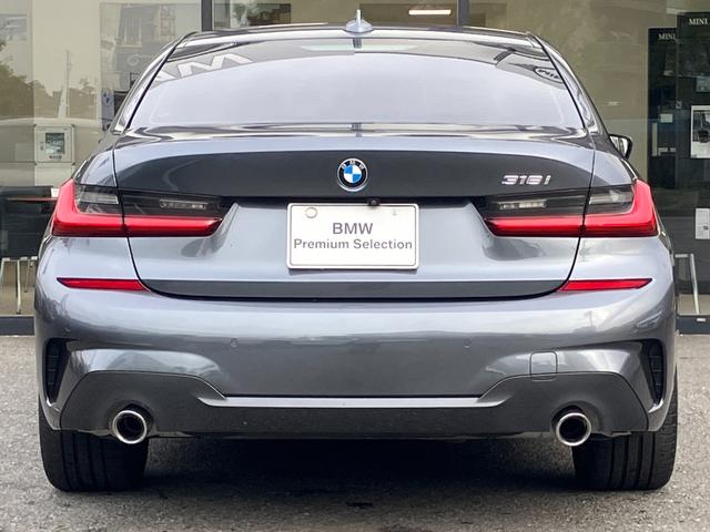 ３シリーズ ３１８ｉ　Ｍスポーツ　【正規認定中古車】【全国正規ディーラー保証付／２年・走行距離無制限】ワンオーナー　禁煙車　弊社新車拠点下取　アンビエントライト　トップビューカメラ　電動トランク　全方位センサー　半革スポーツ電動シート（5枚目）