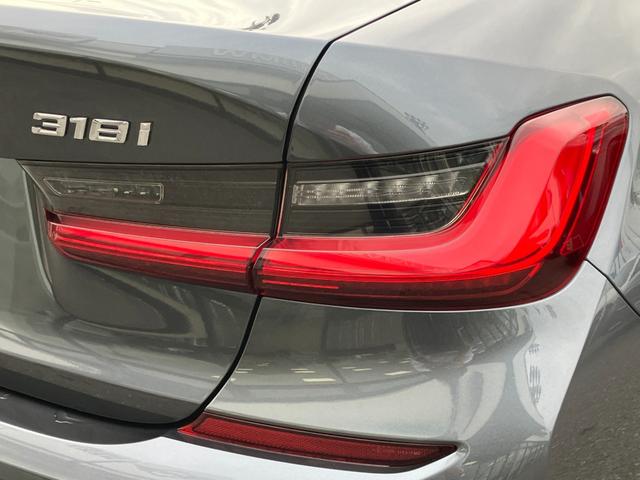 ３シリーズ ３１８ｉ　Ｍスポーツ　【正規認定中古車】【全国正規ディーラー保証付／２年・走行距離無制限】ワンオーナー　禁煙車　弊社新車拠点下取　アンビエントライト　トップビューカメラ　電動トランク　全方位センサー　半革スポーツ電動シート（23枚目）