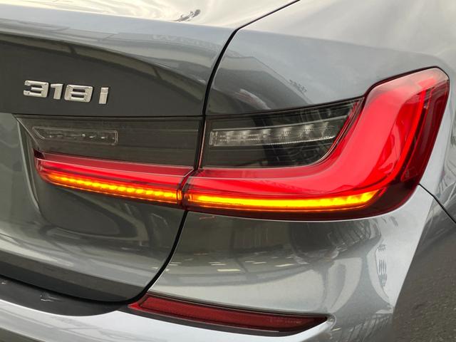 ３シリーズ ３１８ｉ　Ｍスポーツ　【正規認定中古車】【全国正規ディーラー保証付／２年・走行距離無制限】ワンオーナー　禁煙車　弊社新車拠点下取　アンビエントライト　トップビューカメラ　電動トランク　全方位センサー　半革スポーツ電動シート（24枚目）