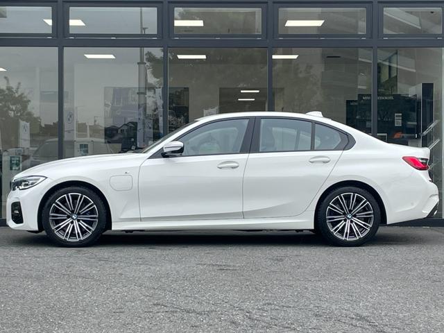 ３シリーズ ３３０ｅ　Ｍスポーツ　【正規認定中古車】【全国正規ディーラー保証付／２年・走行距離無制限】禁煙　弊社新車拠点下取　ワンオーナー車　トップビューカメラ　全方位センサー　シートヒーター　アンビエントライト　シートヒーター（2枚目）