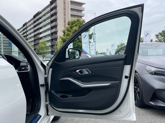 ３シリーズ ３３０ｅ　Ｍスポーツ　【正規認定中古車】【全国正規ディーラー保証付／２年・走行距離無制限】禁煙　弊社新車拠点下取　ワンオーナー車　トップビューカメラ　全方位センサー　シートヒーター　アンビエントライト　シートヒーター（37枚目）