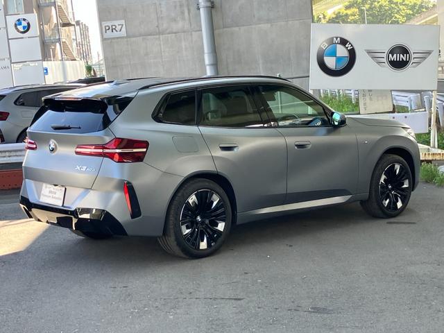 Ｘ３ ｘＤｒｉｖｅ　２０ｄ　マットカラー【正規認定中古車】【全国正規ディーラー保証付／２年・走行距離無制限】パノラマサンルーフ　ブラックレザースポーツシート　全席シートヒーター　ハーマンカードン　トップビュー　２０ＡＷ（4枚目）
