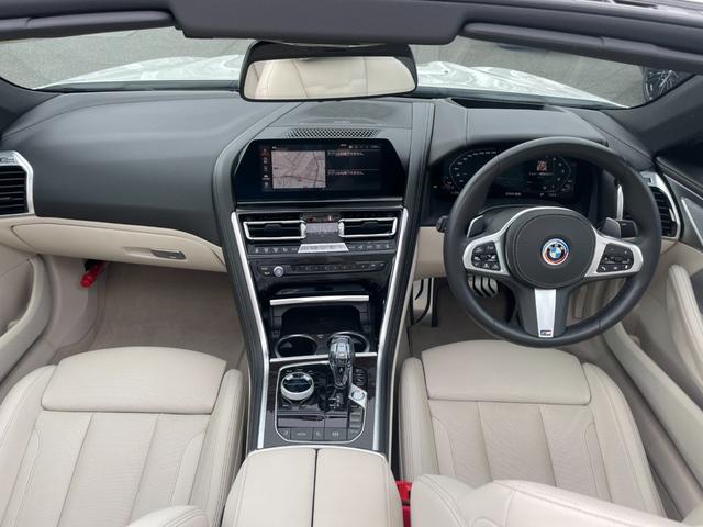 ８シリーズ Ｍ８５０ｉ　ｘＤｒｉｖｅカブリオレ　【正規認定中古車】【全国正規ディーラー保証付／２年・走行距離無制限】弊社下取り　Ｂｏｗｅｒｓ　＆　Ｗｉｌｋｉｎｓ　ホワイトレザースポーツシート　シートヒーター　ベンチレーション　レーザーヘッドライト（3枚目）