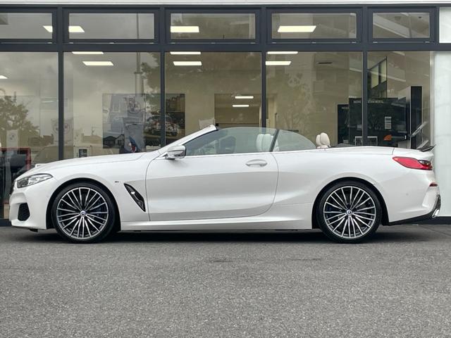 ８シリーズ Ｍ８５０ｉ　ｘＤｒｉｖｅカブリオレ　【正規認定中古車】【全国正規ディーラー保証付／２年・走行距離無制限】弊社下取り　Ｂｏｗｅｒｓ　＆　Ｗｉｌｋｉｎｓ　ホワイトレザースポーツシート　シートヒーター　ベンチレーション　レーザーヘッドライト（16枚目）
