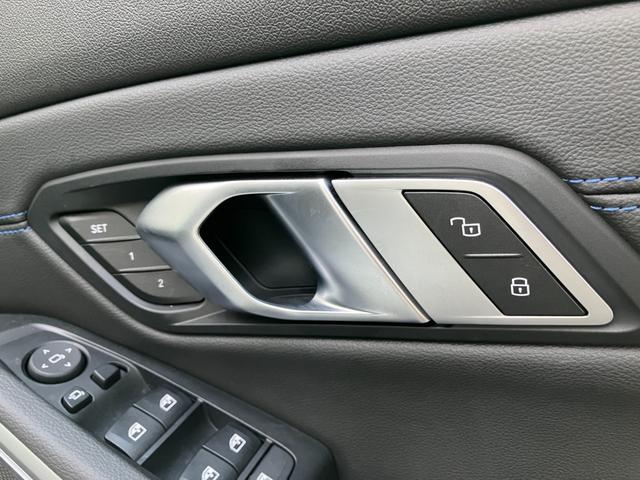 3シリーズ 320d xDrive Mスポーツ 【正規認定中古車】【全国正規ディーラー保証付/2年・走行距離無制限】コンフォートパッケージ パーキングアシストプラス アンビエントライト ACC 電動トランク トップビューカメラ 後退アシスト(26枚目)