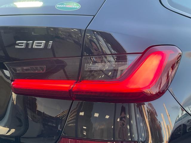 ３シリーズ ３１８ｉツーリング　Ｍスポーツ　【正規認定中古車】【全国正規ディーラー保証付／２年・走行距離無制限】弊社下取り　１オーナー車　パージングアシストプラス　ブラックハーフレザースポーッシート　シートヒーター　トップビュー　全方位ＰＤＣ（23枚目）
