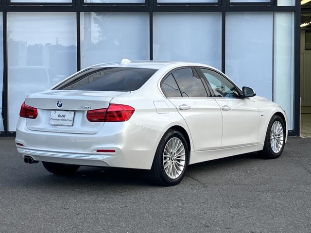 ３シリーズ ３２０ｉラグジュアリー　【正規認定中古車】【全国正規ディーラー保証付／１年・走行距離無制限】１７ＡＷ　ＬＥＤ　コンフォートアクセス　ＡＣＣ　ＭＦＳ　茶革電動シート　シートヒーター　バックカメラ　後方ＰＤＣ　ＳＯＳ（2枚目）