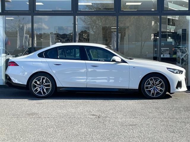 i5 eDrive 40 Mスポーツ 【正規認定中古車】【全国正規ディーラー保証付/2年・走行距離無制限】19AW コンフォートアクセス Mスポーツパッケージ 全席シートヒーター インテリアカメラ アダプティブLEDライト フルセグTV(9枚目)