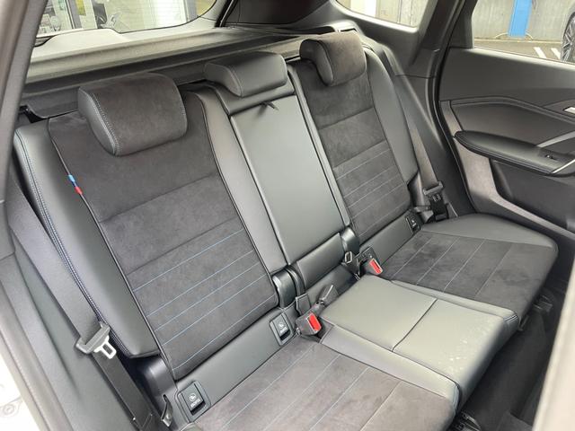 Ｘ１ ｘＤｒｉｖｅ　２０ｄ　Ｍスポーツ　【正規認定中古車】【全国正規ディーラー保証付／２年・走行距離無制限】ブラックハーフレザースポーツシート　シートヒーター　トップビューカメラ　全方位ＰＤＣ　純正前後ドラレコ　アンビエントライト（4枚目）