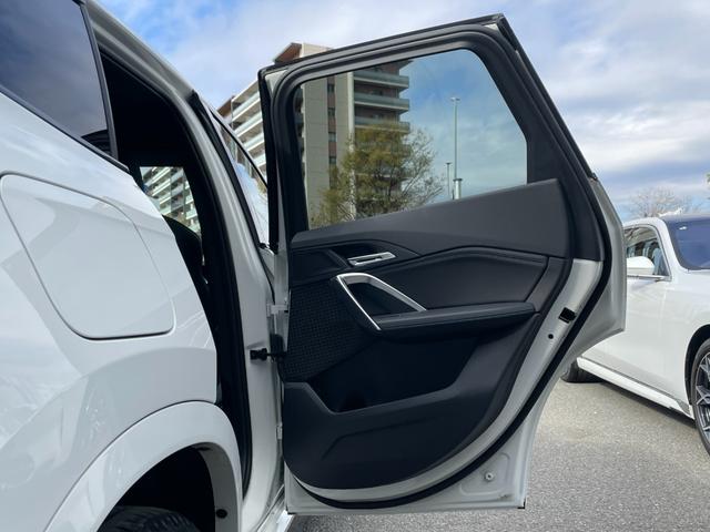 Ｘ１ ｘＤｒｉｖｅ　２０ｄ　Ｍスポーツ　【正規認定中古車】【全国正規ディーラー保証付／２年・走行距離無制限】ブラックハーフレザースポーツシート　シートヒーター　トップビューカメラ　全方位ＰＤＣ　純正前後ドラレコ　アンビエントライト（32枚目）