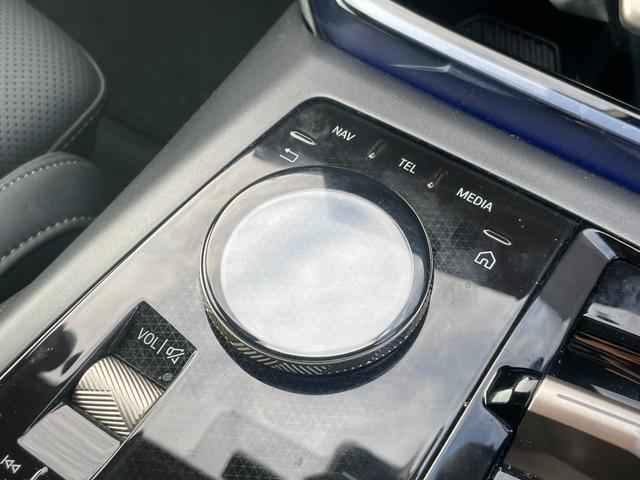 Ｘ３ 　【正規認定中古車】【全国正規ディーラー保証付／２年・走行距離無制限】パノラマサンルーフ　ステアリングヒーター　全席シートヒーター　ｈａｒｍａｎ／ｋａｒｄｏｎ　トップビューカメラ　全方位ＰＤＣ（42枚目）