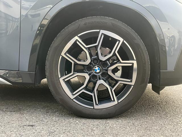 Ｘ１ ｘＤｒｉｖｅ　２０ｄ　ｘライン　ハイラインパッケージ　【正規認定中古車】【全国正規ディーラー保証付／２年・走行距離無制限】オイスターレザースポーツシート　ｈａｒｍａｎ／ｋａｒｄｏｎ　トップビューカメラ　全方位ＰＤＣ　シートヒーター　アンビエントライト（4枚目）